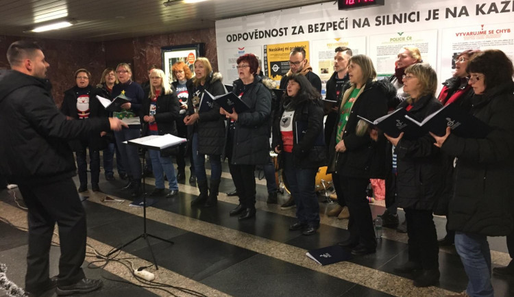 Zazpívá i sbor dopravního podniku.