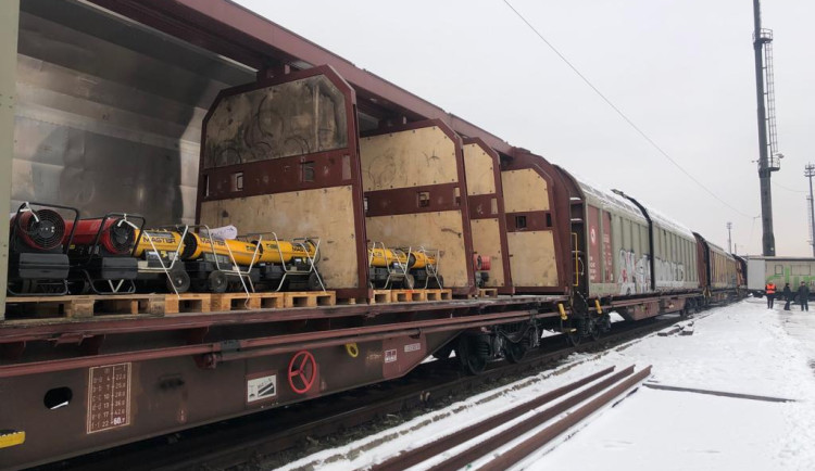 Ve vlaku přes šest set naftových topidel.
