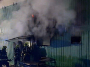 VIDEO: V Praze hoří komplex stavebních buněk. Škoda je dva miliony
