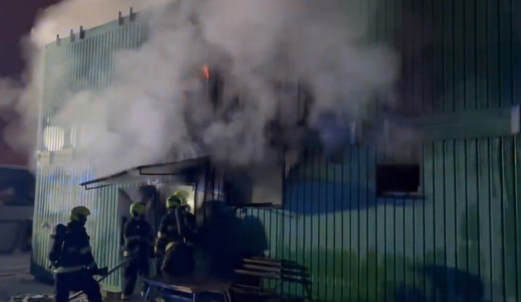 VIDEO: V Praze hoří komplex stavebních buněk. Škoda je dva miliony