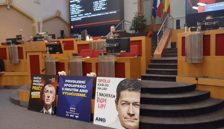 Transparenty a hádky. Volba primátora se mění v show