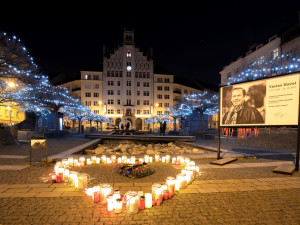 V Praze hoří srdce pro Havla. Lidé si připomínají výročí jeho úmrtí
