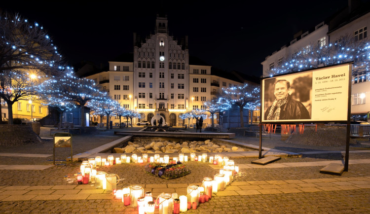 V Praze hoří srdce pro Havla. Lidé si připomínají výročí jeho úmrtí