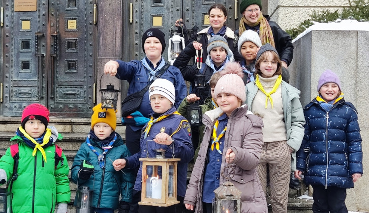 FOTOGALERIE: Skauti přinesli Betlémské světlo. Na magistrátu bude až do ledna