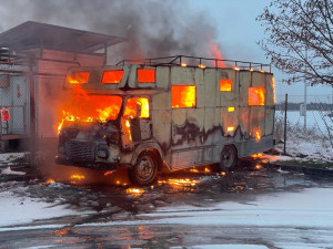 VIDEO: V Českobrodské ulici hořel opuštěný karavan