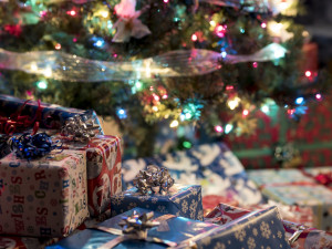 O Vánocích stoupá počet krádeží. Zloděje lákají vánoční dárky, varuje policie
