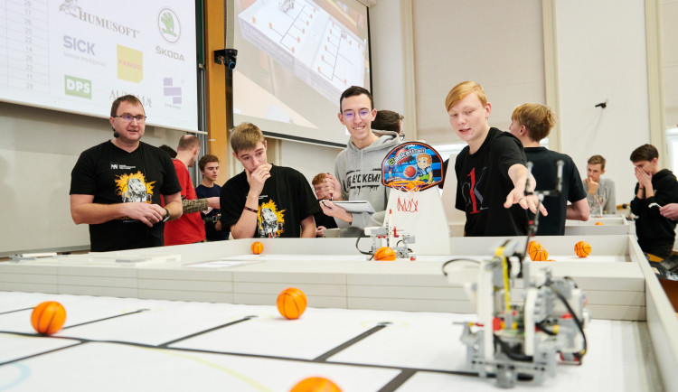 Středoškoláci v Praze stavěli robotické basketbalisty. Klání ovládli studenti z Prahy 4