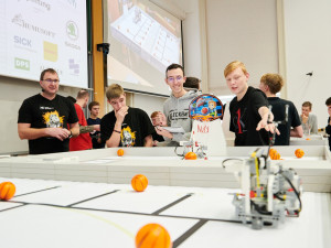 Středoškoláci v Praze stavěli robotické basketbalisty. Klání ovládli studenti z Prahy 4