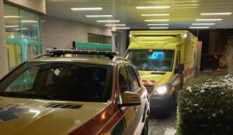 Sanitka nemohla kvůli náledí vyjet kopec. Pomohli sousedi s pískem