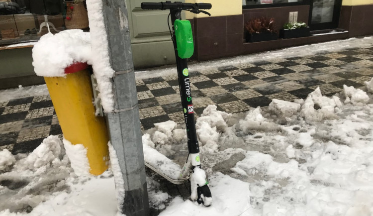 Koloběžka Lime v zasněžené Praze.