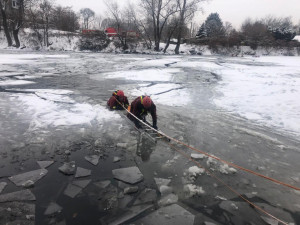 Pod bruslařem v Praze se prolomil led. Na zamrzlé vodní plochy nevstupujte, varují hasiči