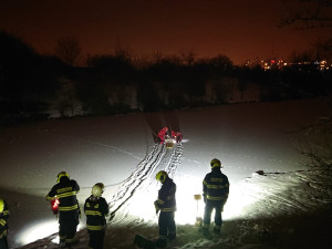 Pod bruslařem v Praze se prolomil led. Na zamrzlé vodní plochy nevstupujte, varují hasiči