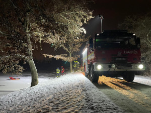 Pod bruslařem v Praze se prolomil led. Na zamrzlé vodní plochy nevstupujte, varují hasiči
