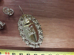 Na pražském letišti zadrželi padělky šperků za víc než čtyřicet milionů