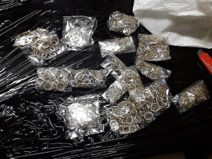 Na pražském letišti zadrželi padělky šperků za víc než čtyřicet milionů