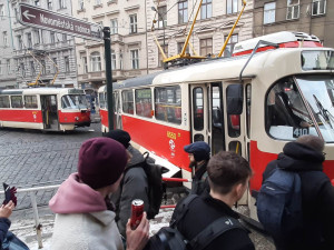 V centru Prahy vykolejila tramvaj. Zastavila se až na chodníku