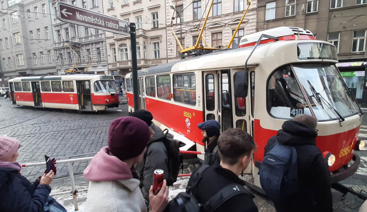 V centru Prahy vykolejila tramvaj. Zastavila se až na chodníku