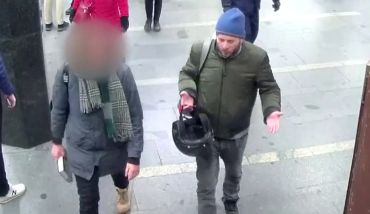 VIDEO: Výhružky smrtí a rána helmou. Agresivní muž útočil v metru
