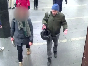 VIDEO: Výhružky smrtí a rána helmou. Agresivní muž útočil v metru