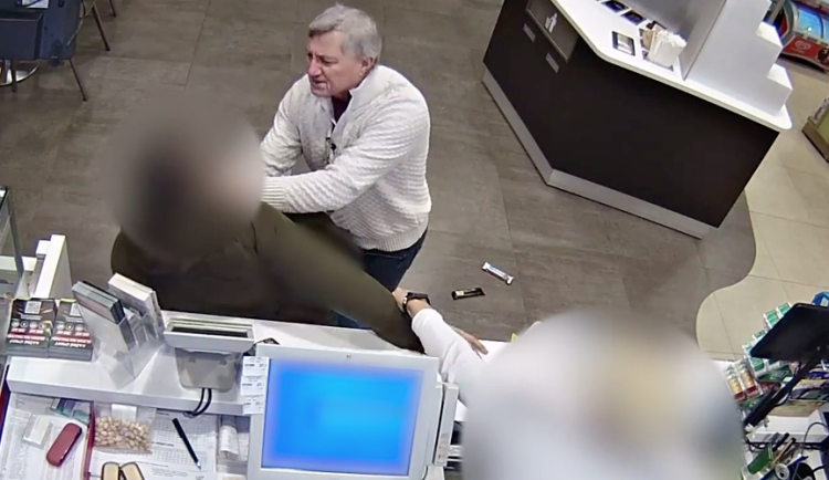 Muž lupiče zastavil a zahnal.