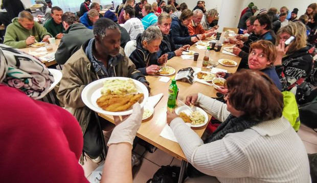 Lidé bez domova dnes v Praze dostávají vánoční pohoštění