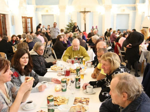 Bezdomovci, senioři i uprchlíci si užili vánoční oběd v Arcibiskupském paláci