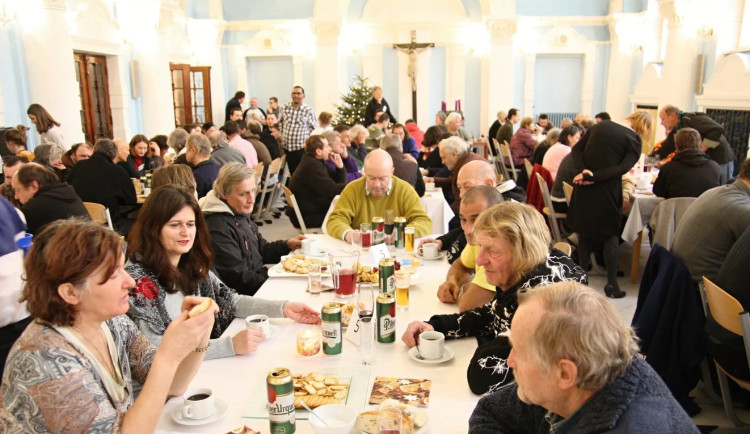 Bezdomovci, senioři nebo uprchlíci si užili vánoční oběd v Arcibiskupském paláci