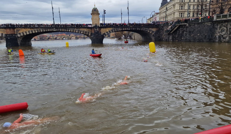 Do vody se odvážilo 350 plavců.