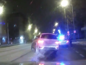 VIDEO: Opilý řidič ujížděl ulicemi Prahy před policií, místo řidičáku ukázal průkaz na loď