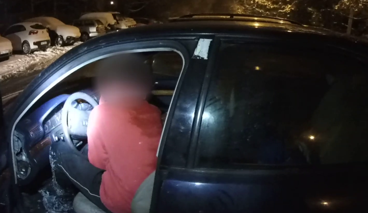 Mladíky prozradila mokrá záda.