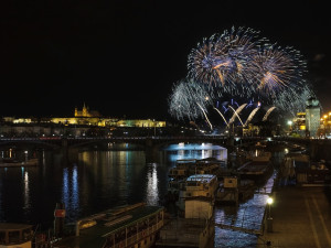 Praha letos bude bez ohňostroje i videomappingu. Důvody jsou válka a drahota