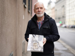 (NE)OBYČEJNÍ: Trevor čistí v Praze kameny zmizelých. Nechce, aby se na oběti nacistů zapomnělo