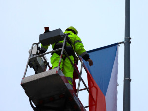 Prahu zdobí české vlajky. Na Nový rok rozzáří některé budovy trikolora