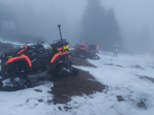 Pohřešovanou matku se synem z Prahy stále nenašli, na pomoc přiletěl vrtulník