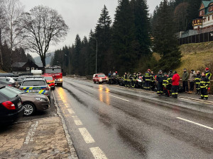 Pohřešovanou matku se synem z Prahy stále nenašli, na pomoc přiletěl vrtulník