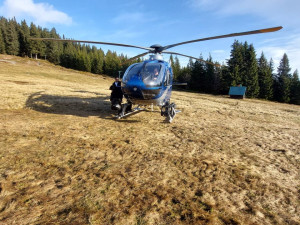 Pohřešovanou matku se synem z Prahy stále nenašli, na pomoc přiletěl vrtulník