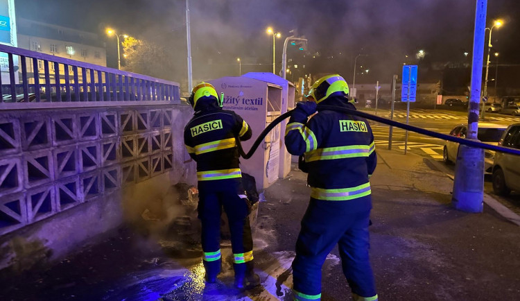 Hořela hlavně pyrotechnika, keře a odpad.