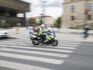 Motorkáři budou moci v Praze jezdit pruhy pro autobusy