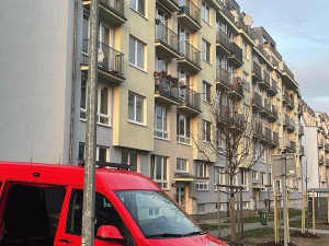 V pokoji paneláku začal hořet notebook. Hasiči evakuovali osmnáct lidí