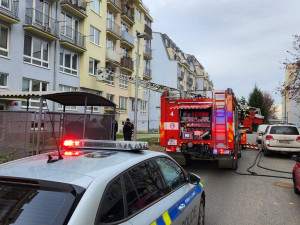 V pokoji paneláku začal hořet notebook. Hasiči evakuovali osmnáct lidí