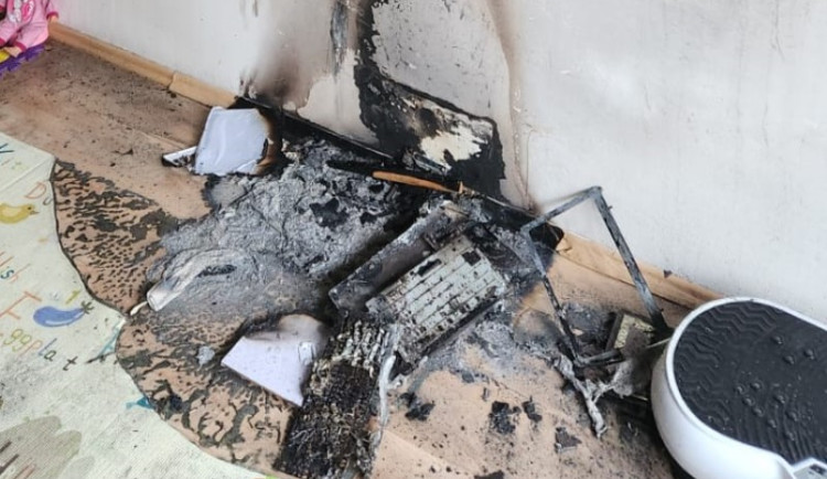 V pokoji paneláku začal hořet notebook. Hasiči evakuovali osmnáct lidí