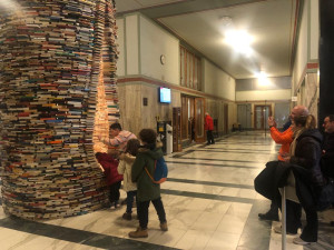 Turisté berou útokem městskou knihovnu. Kvůli fotce stojí hodinové fronty