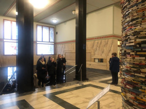 Turisté berou útokem městskou knihovnu. Kvůli fotce stojí hodinové fronty