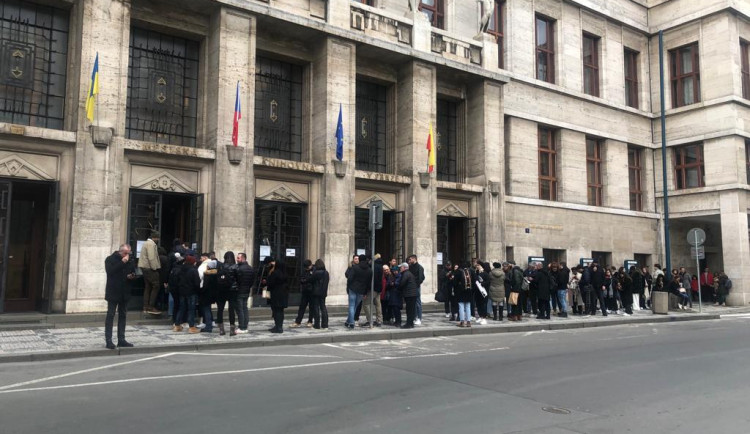 Lidé si ve frontě postojí přes hodinu