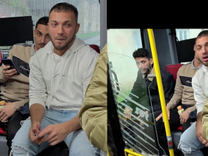 VIDEO: Muž nadával cestujícímu v autobuse. Pak mu dal pěstí a kopl ho do hlavy