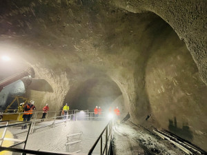 Podívejte se pod náměstí Jiřího z Poděbrad. Stanice se na deset měsíců uzavře
