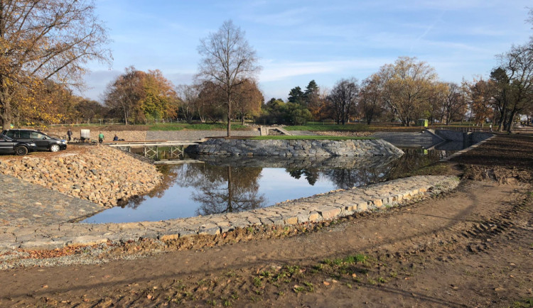 Stav vody koncem listopadu. Dnes je již jezírko plné.