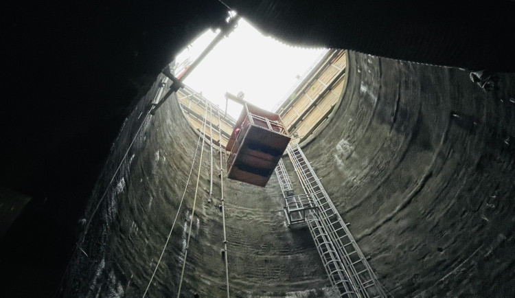 Podívejte se pod náměstí Jiřího z Poděbrad. Stanice se na deset měsíců uzavře