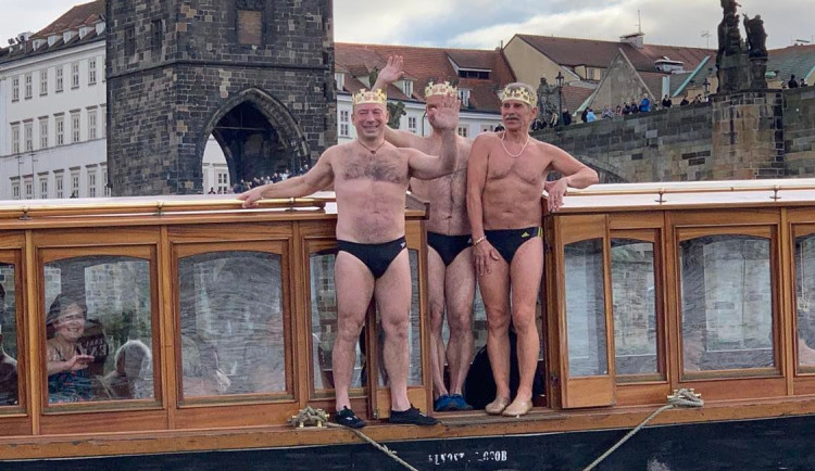 VIDEO: Pod Karlovým mostem plavali otužilci. Voda je teplá, postěžovali si