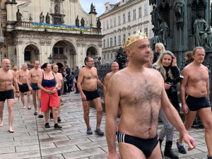 Pod Karlovým mostem plavou otužilci. Voda byla moc teplá, postěžovali si